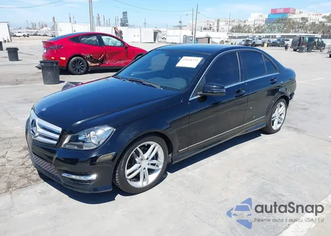 2013 Mercedes-Benz C 250 Sport z USA, uszkodzony, nr VIN WDDGF4HB2DA785217